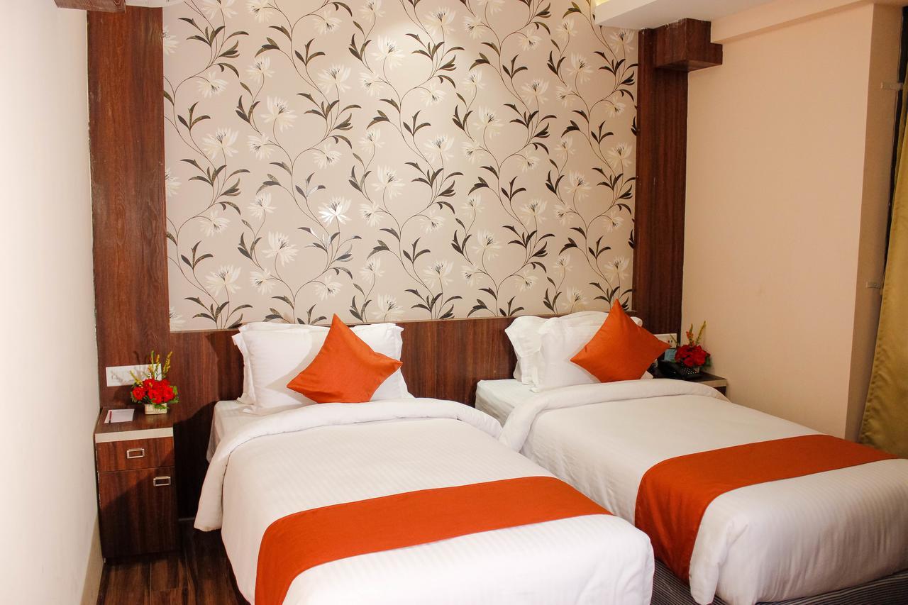 Regenta Inn Larica Колката Екстериор снимка