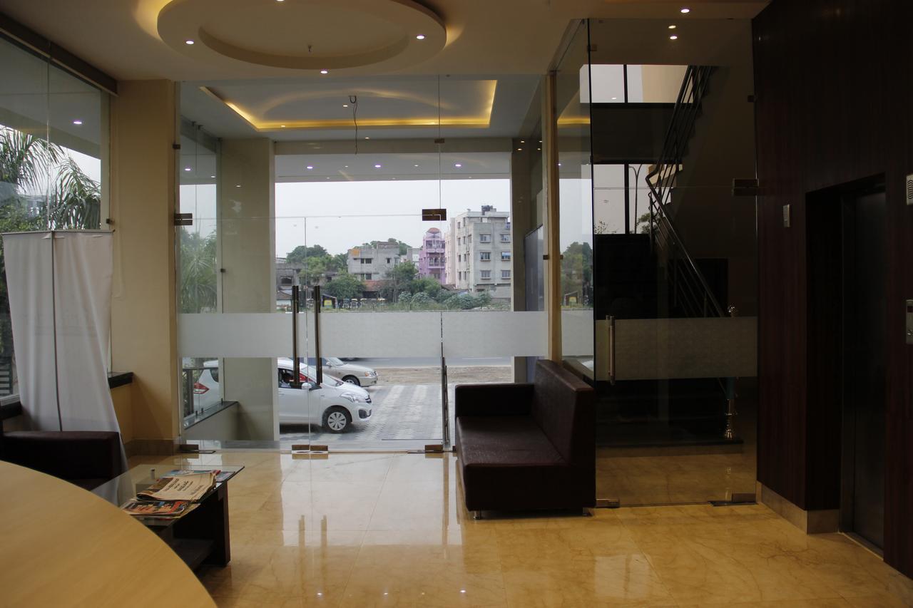 Regenta Inn Larica Колката Екстериор снимка