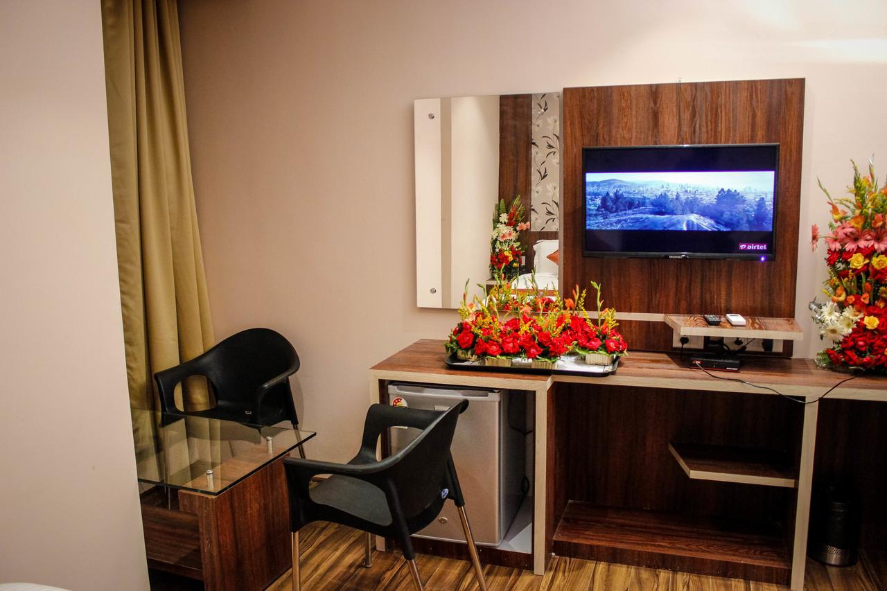 Regenta Inn Larica Колката Екстериор снимка