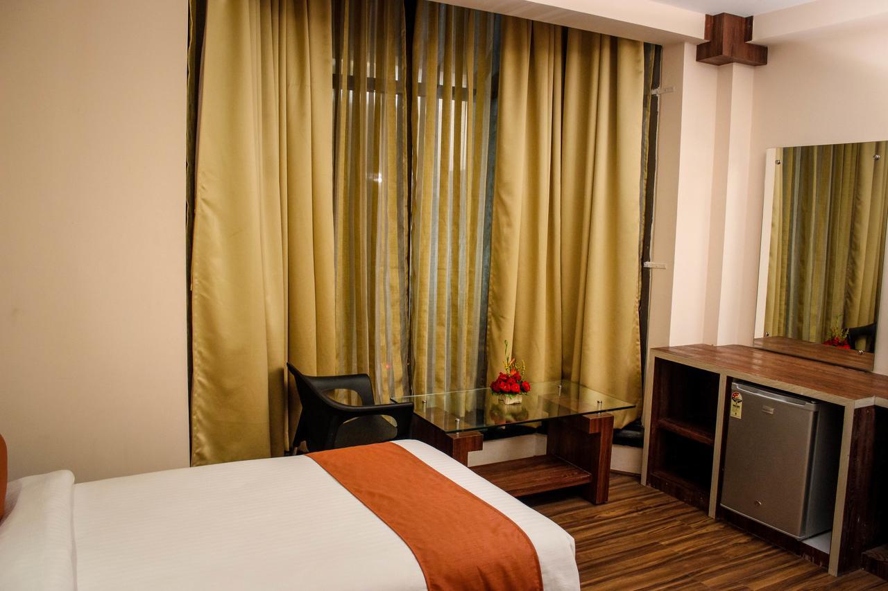 Regenta Inn Larica Колката Екстериор снимка