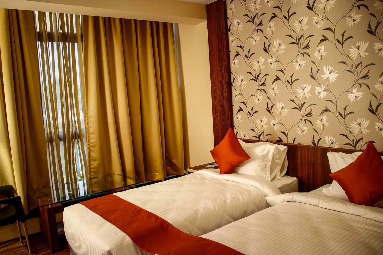 Regenta Inn Larica Колката Екстериор снимка