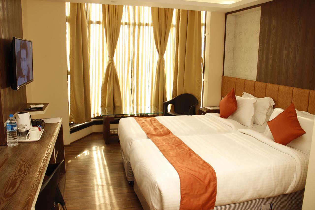 Regenta Inn Larica Колката Екстериор снимка