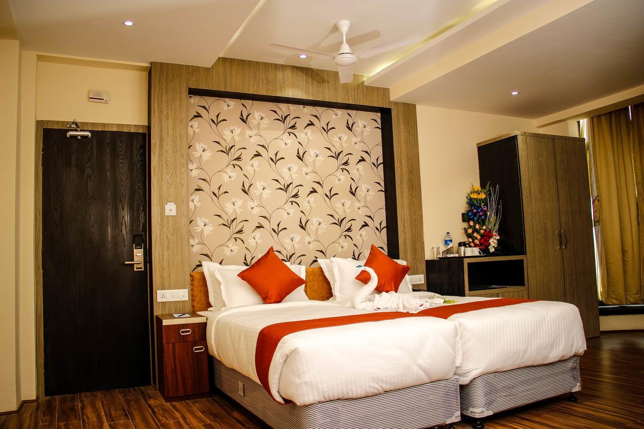 Regenta Inn Larica Колката Екстериор снимка
